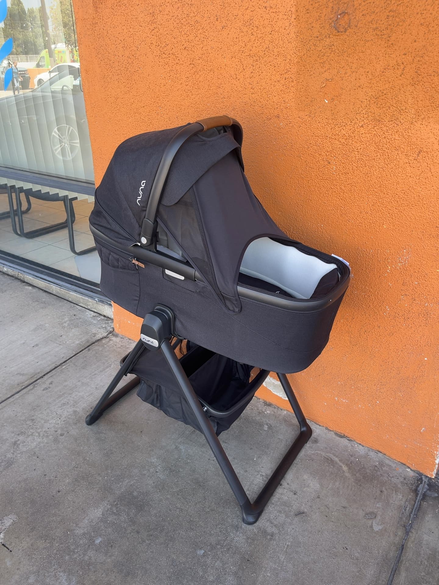 Nuna Sena Aire Bassinet with Stand — photo 3